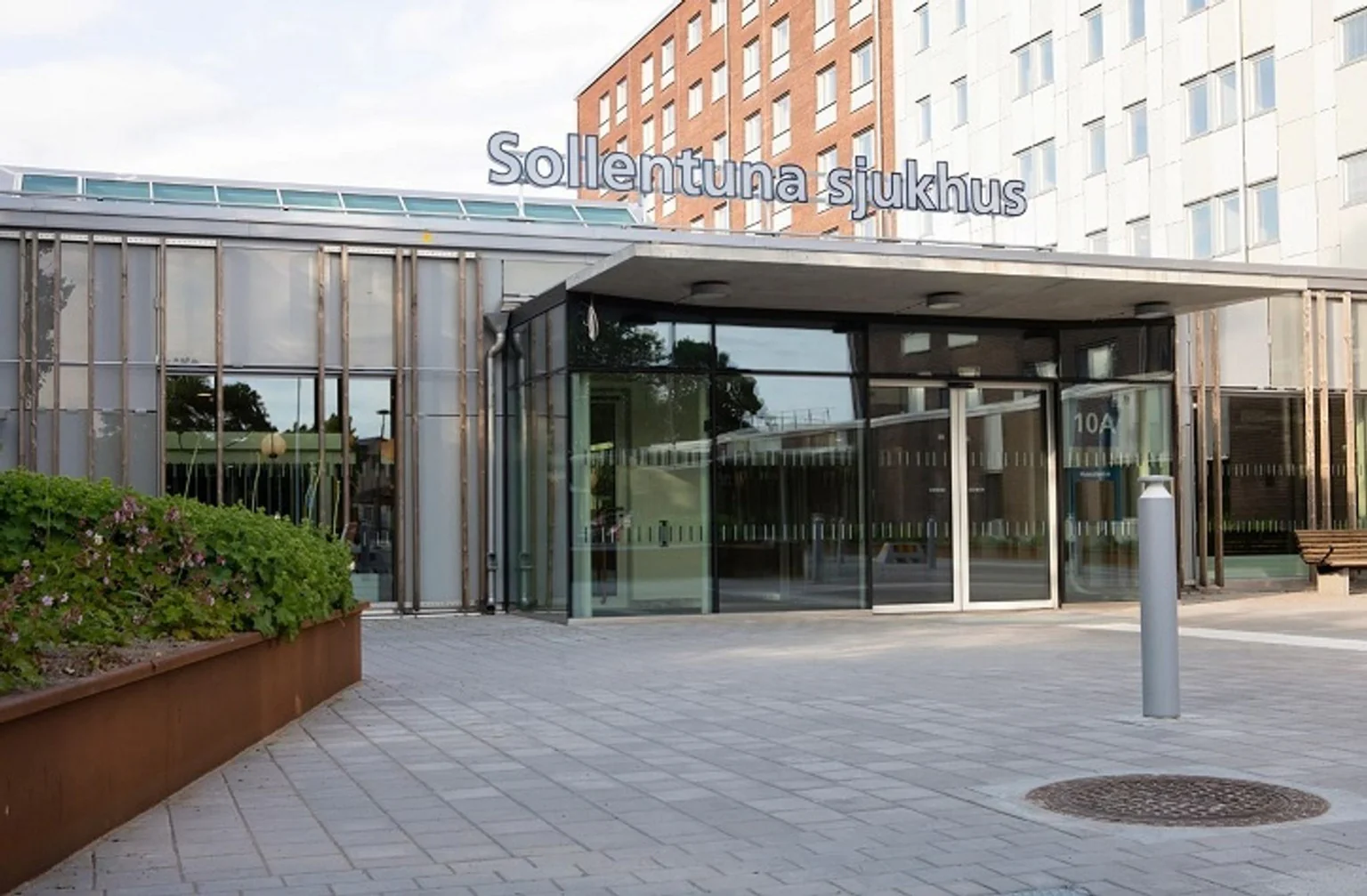 Entrén till Sollentuna sjukhus där kliniken finns