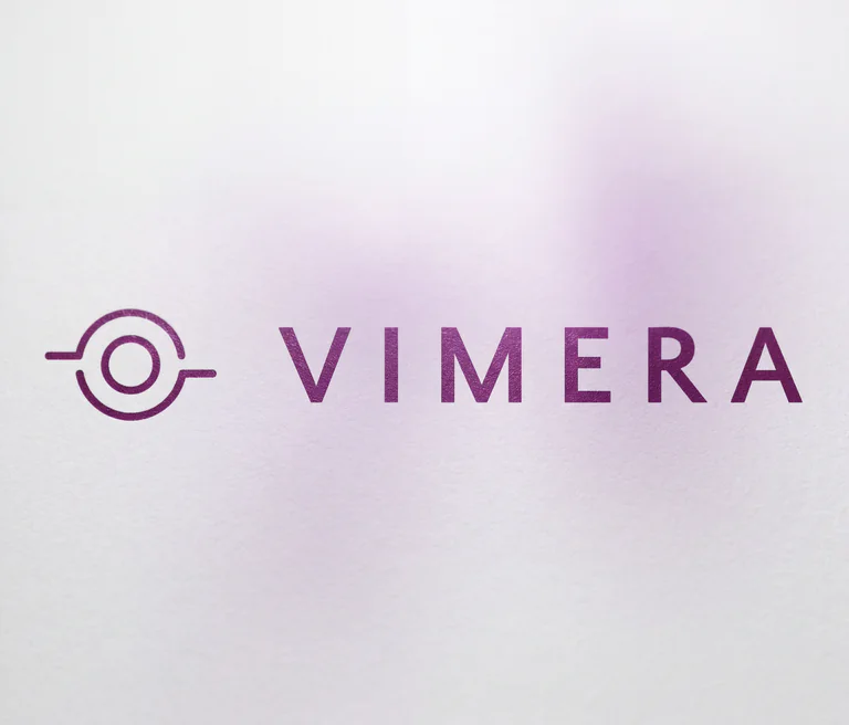 Vimera logotyp och ordmärke i lila färg mot vit bakgrund.