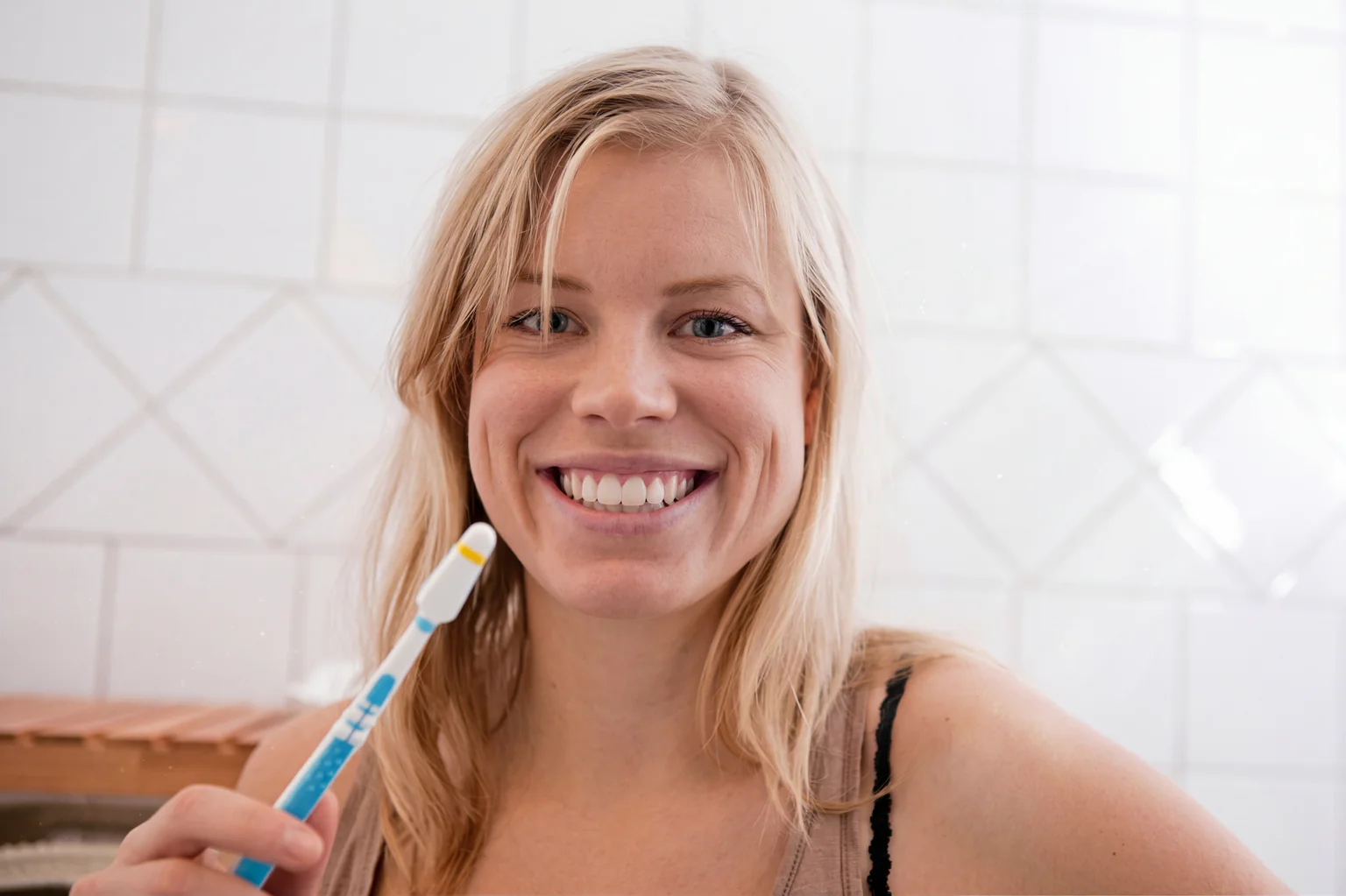 Få vitare tänder utan tandblekning: 6 smarta vardagstips