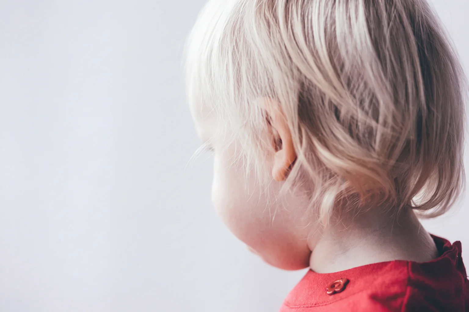 Hjälpa barn med öroninflammation hemma – 7 vardagstips