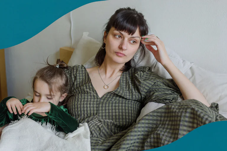 En mamma tröstar sitt sjuka barn i sängen. Barnet har en grön sammetsklänning och ligger under ett vitt täcke. Mamman bär en rutig klänning och ser fundersam ut.