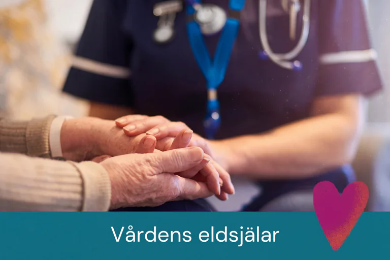 Sjuksköterska håller en äldre patients händer med omtanke och stöd.