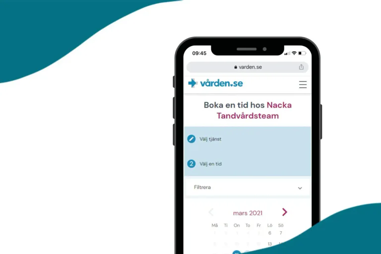 En smartphone som visar webbplatsen för att boka en tid hos Nacka Tandvårdsteam, med datumväljaren för mars 2021 synlig.